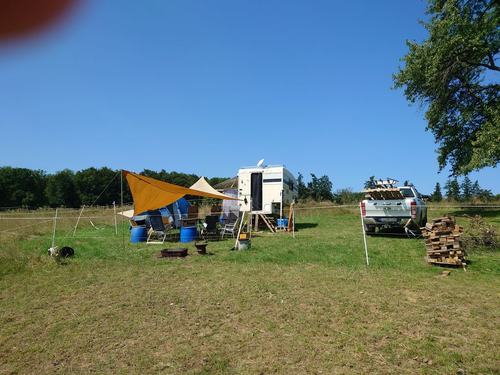 Offroad-Camping mit Blick bis zur Münzenburg