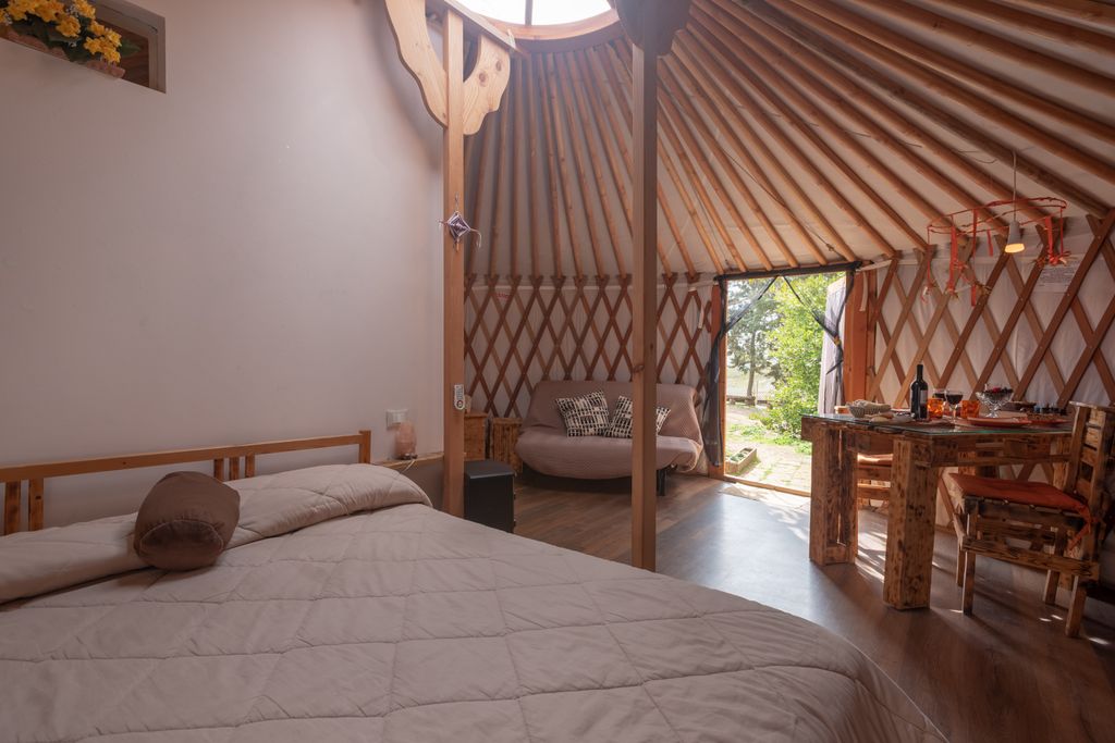 Yurta mongola romantica nella natura della Maremma