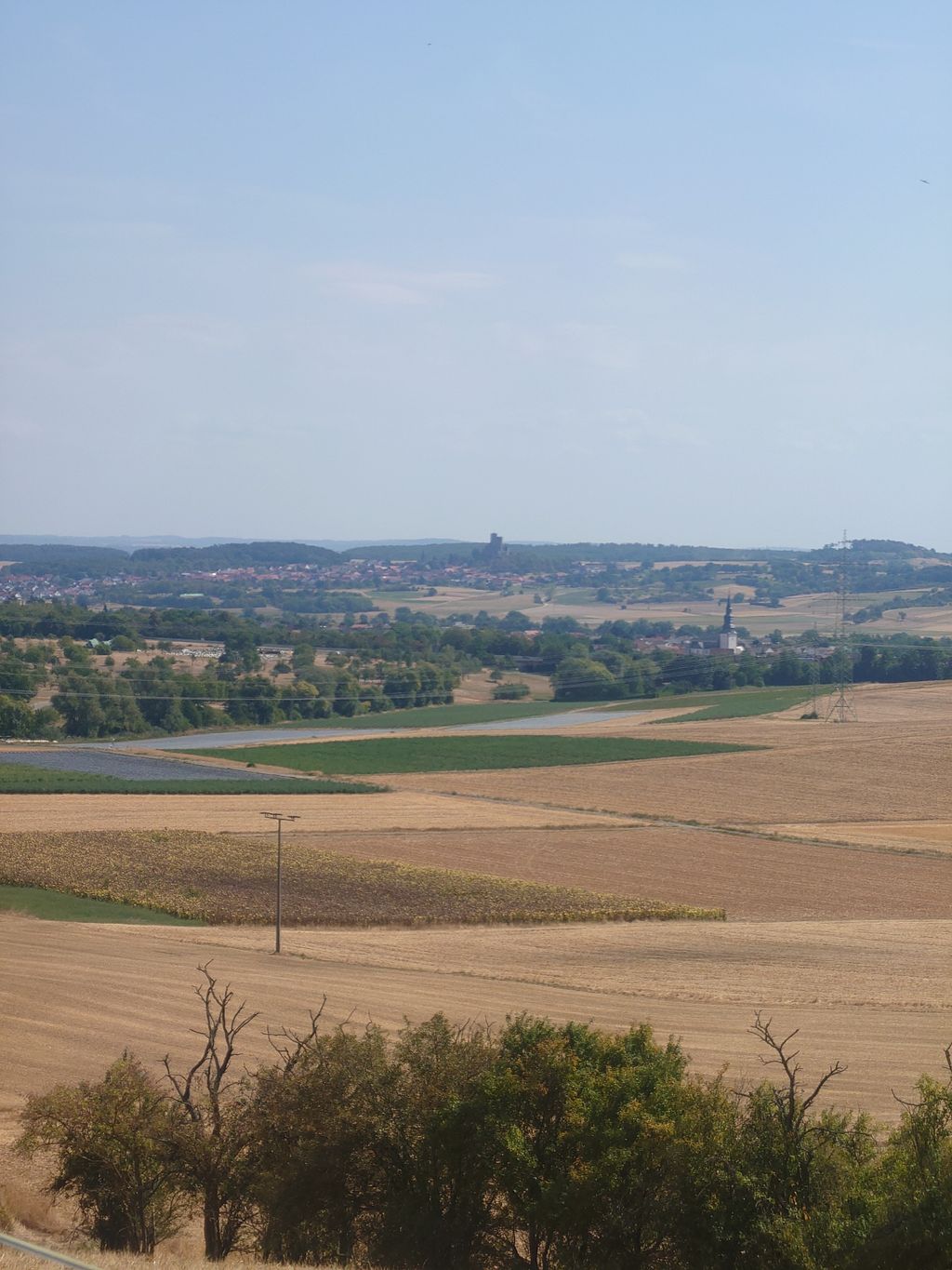 Offroad-Camping mit Blick bis zur Münzenburg