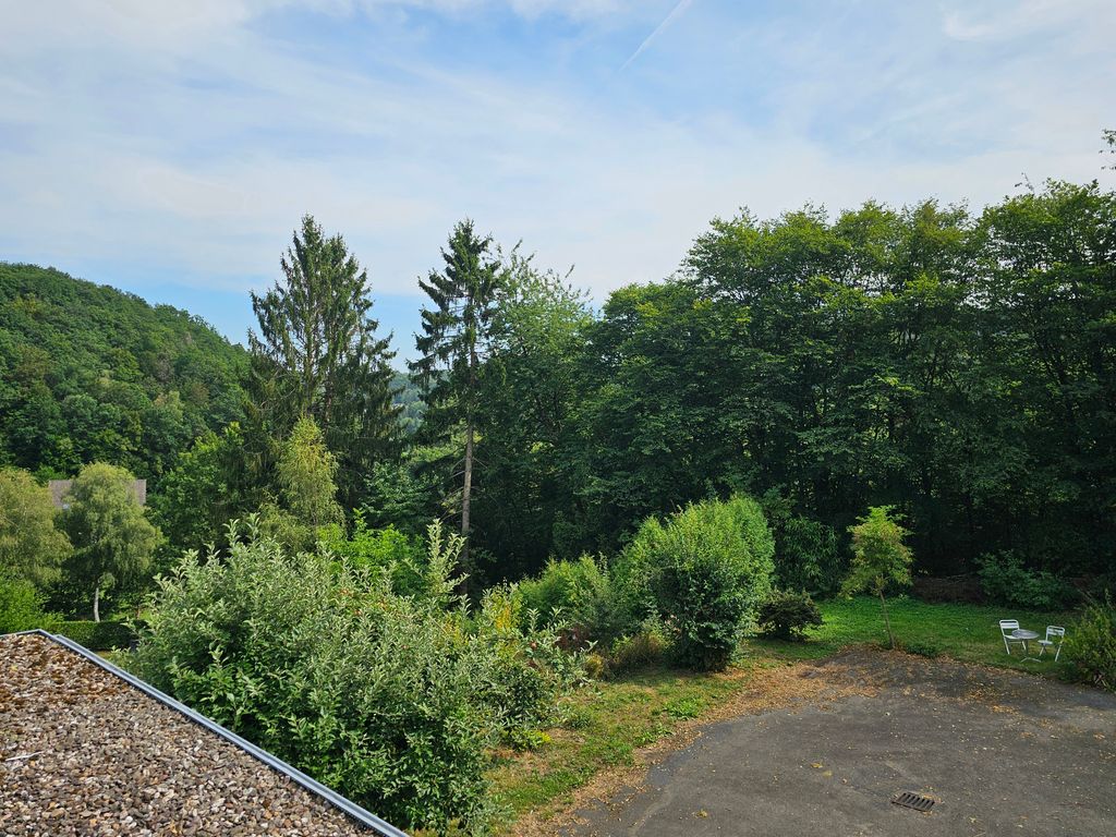 Ruhiger Platz am Haus mit Blick in den Wald