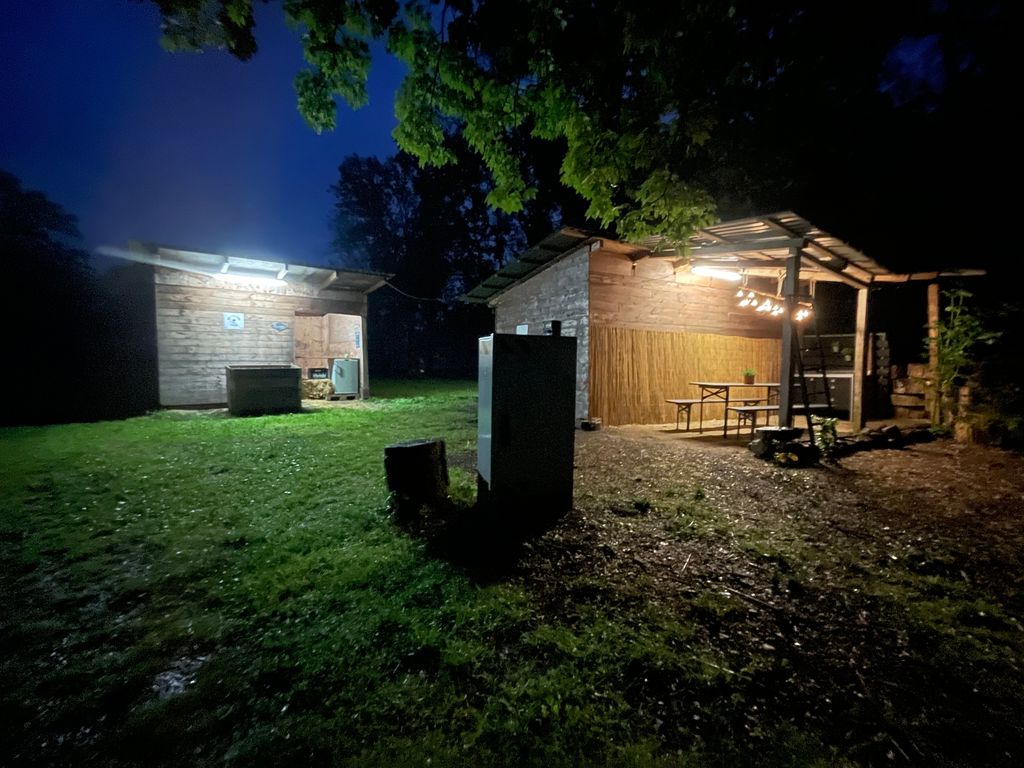 Pace e natura in un ex paddock vicino alla foresta