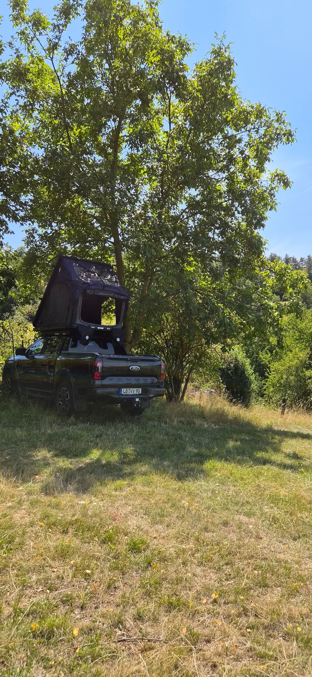 Wiesenstellplatz mit Panoramablick über die Reben