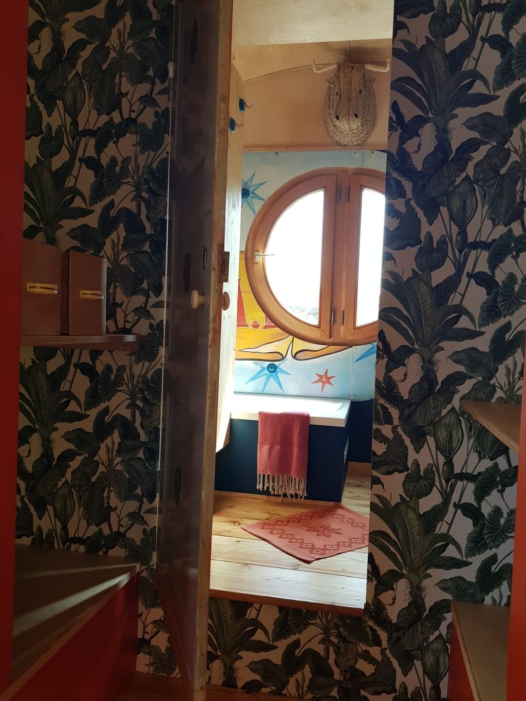 Casa minuscola nella Foresta della Franconia, proprio ai margini del bosco