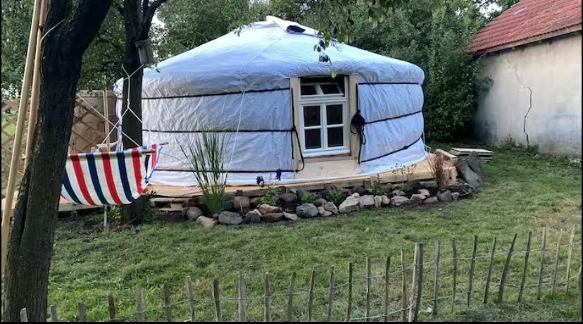 Yurta mongola in giardino 