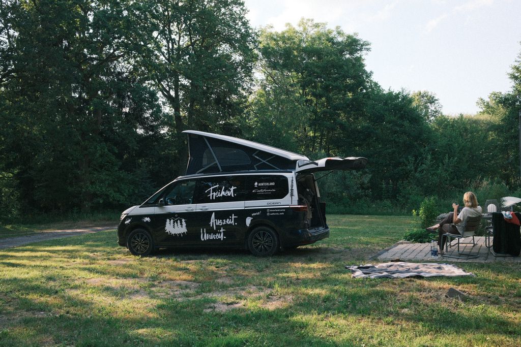 Nature Camping in the Heidekreis: Campsite by the Pond