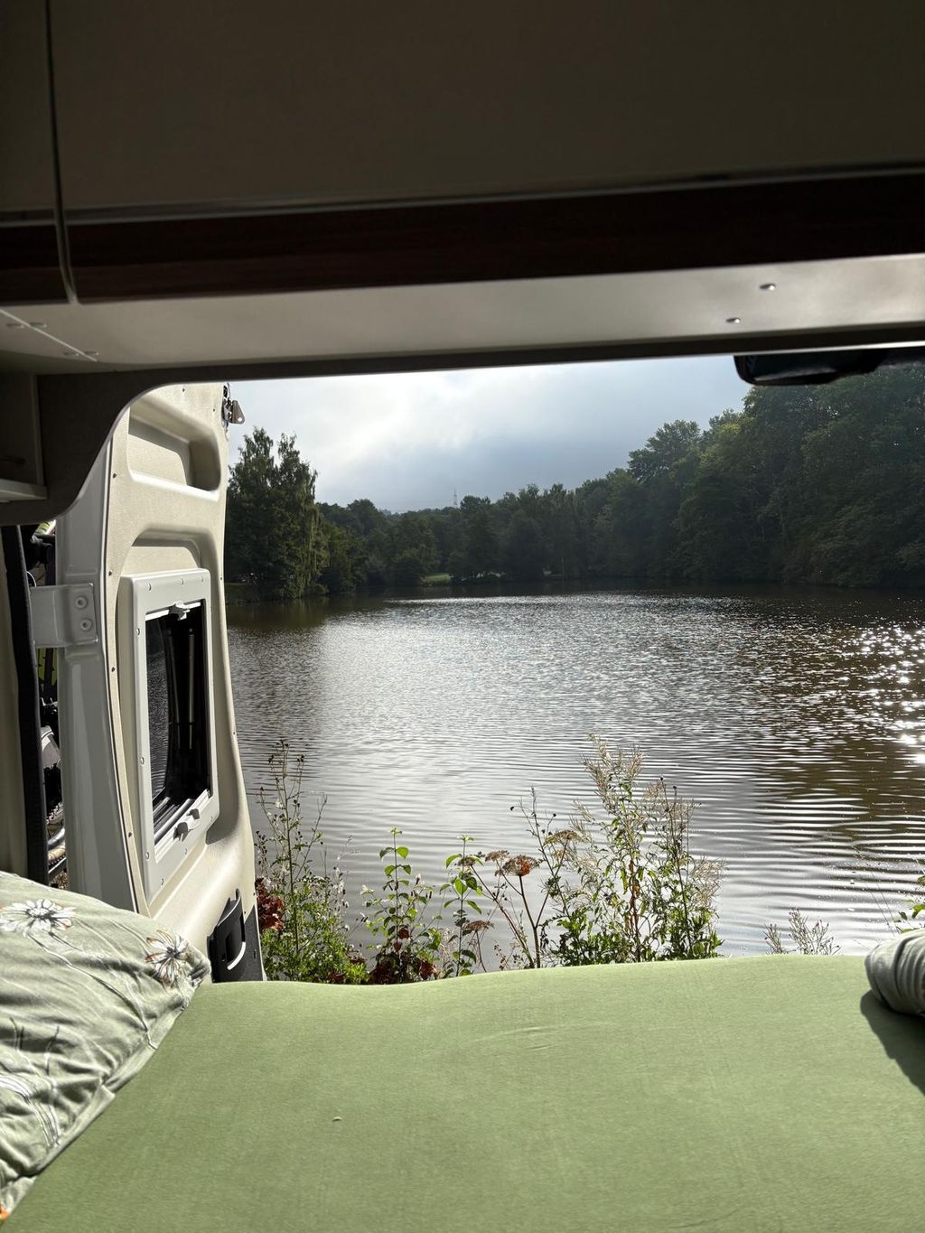 Camping au bord du lac dans le Hunsrück : un cadre naturel idyllique au bord de l'eau