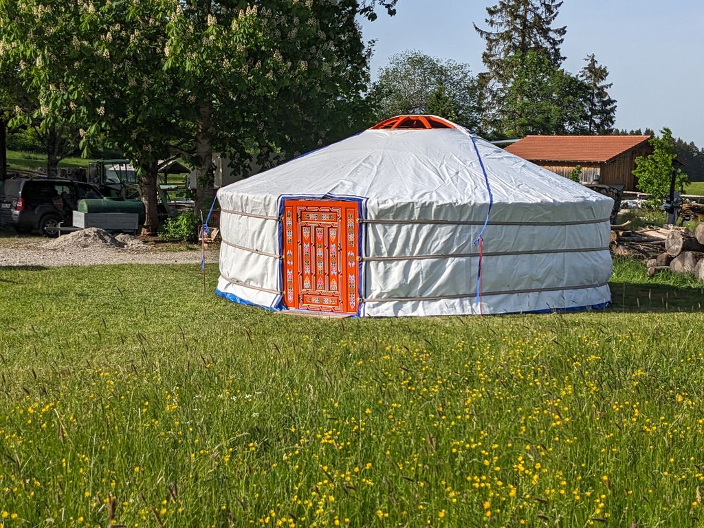Une yourte confortable : glamping nature avec espace barbecue