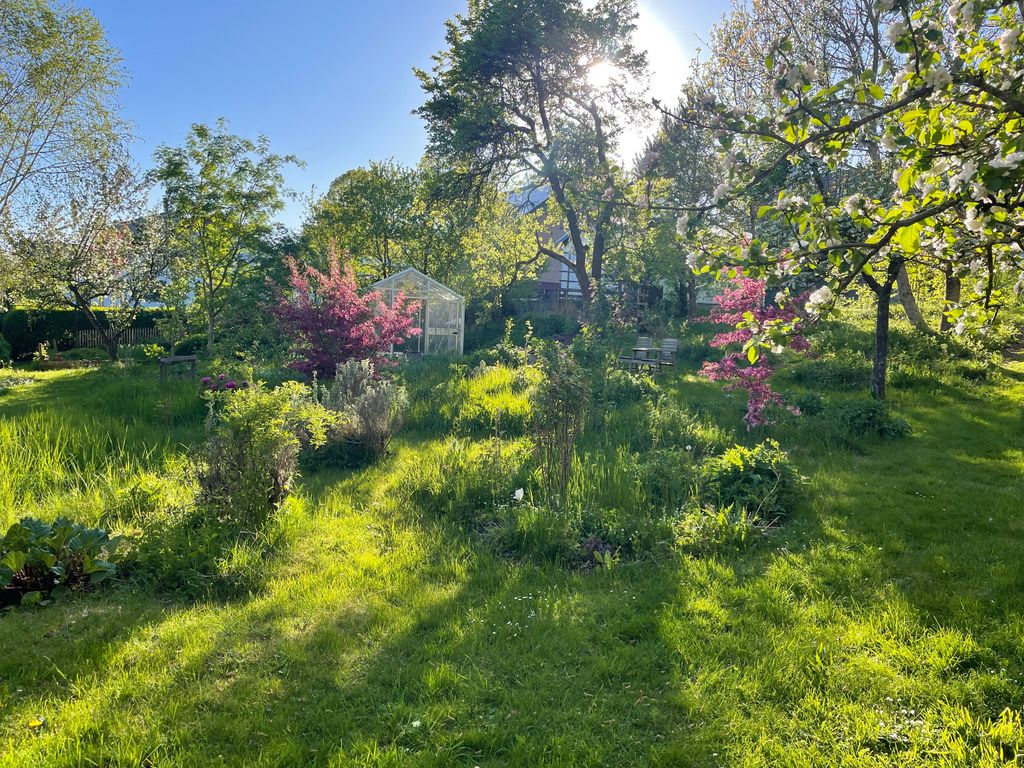 A Garden Oasis & Idyllic Village on the Way of St. James in the Eifel
