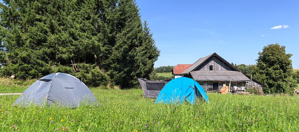 Camping auf der Alm und am Bach auf 800 Höhenmeter