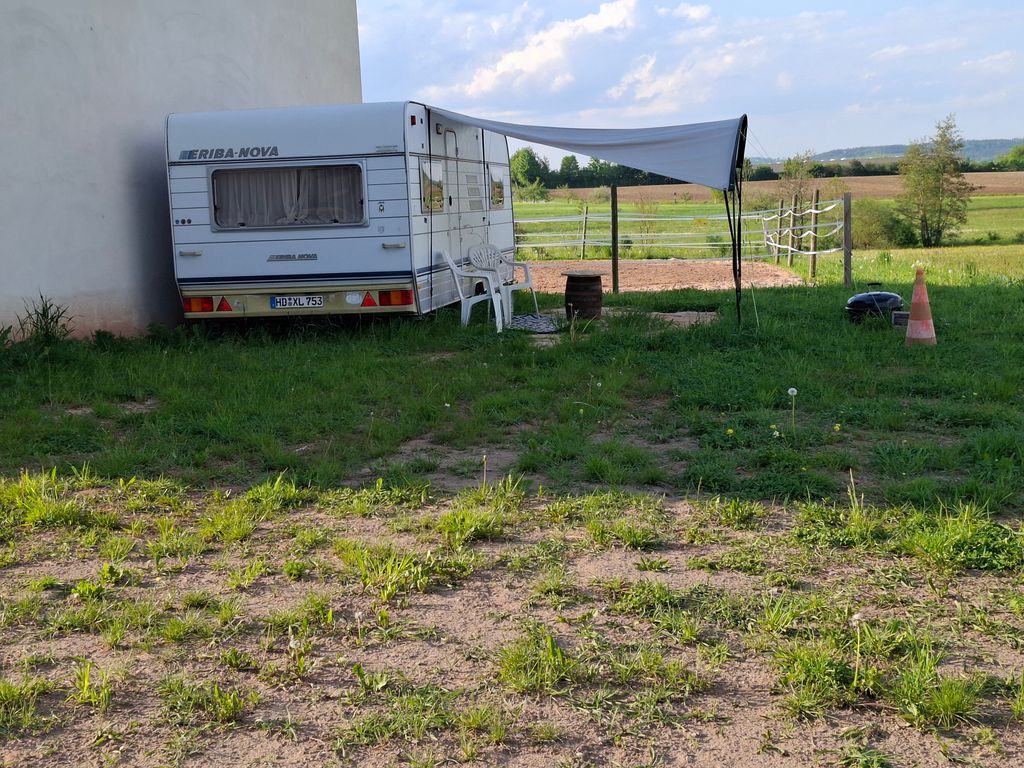 Acogedora caravana con vistas panorámicas a la naturaleza