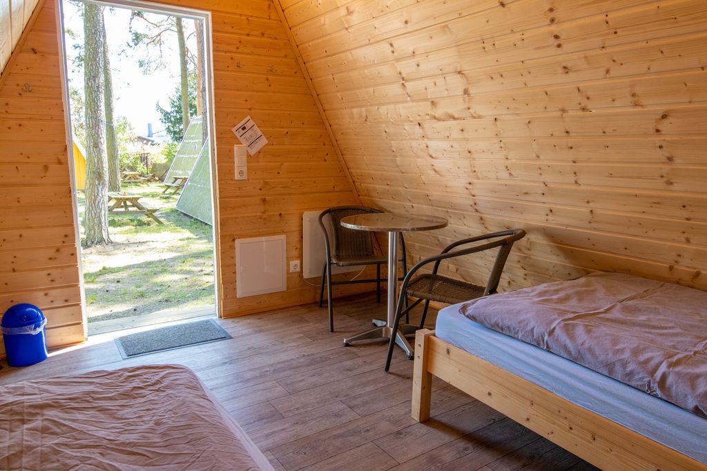 Semplice cabina ad alette in un campeggio naturale