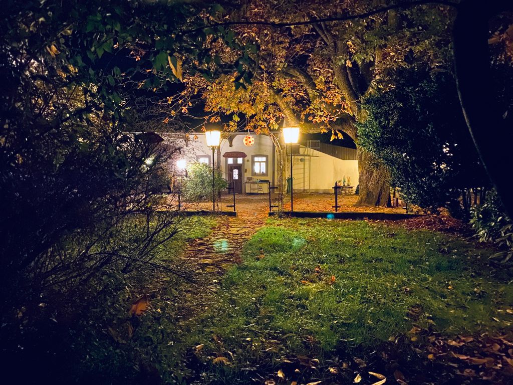 Mini campamento en una antigua granja con instalaciones sanitarias y electricidad