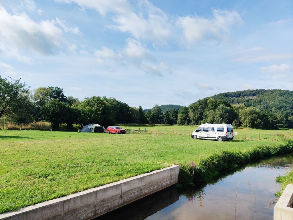 Camping au moulin à eau sur le ruisseau