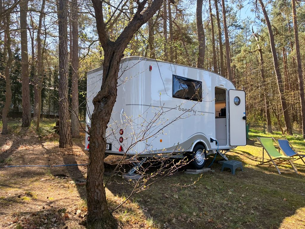 Wohnwagen auf naturnahem Campingplatz