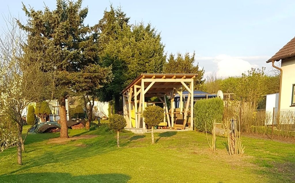 Ampio parcheggio nel giardino pianeggiante