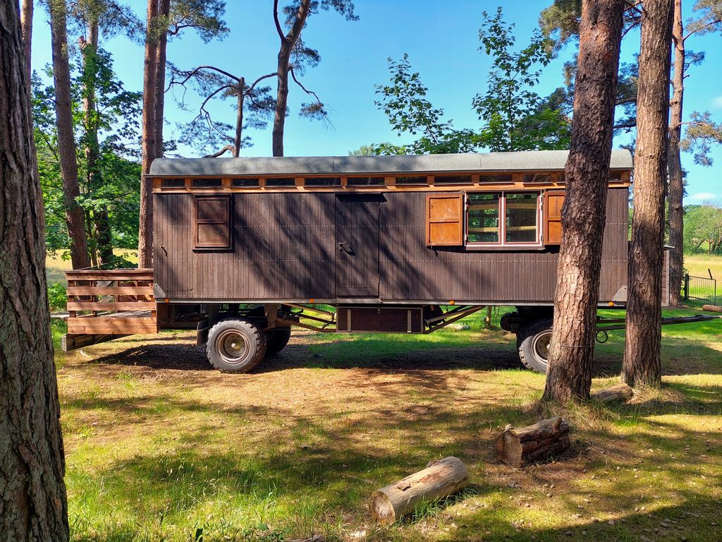 Schäferwagen auf naturnahmen Campingplatz