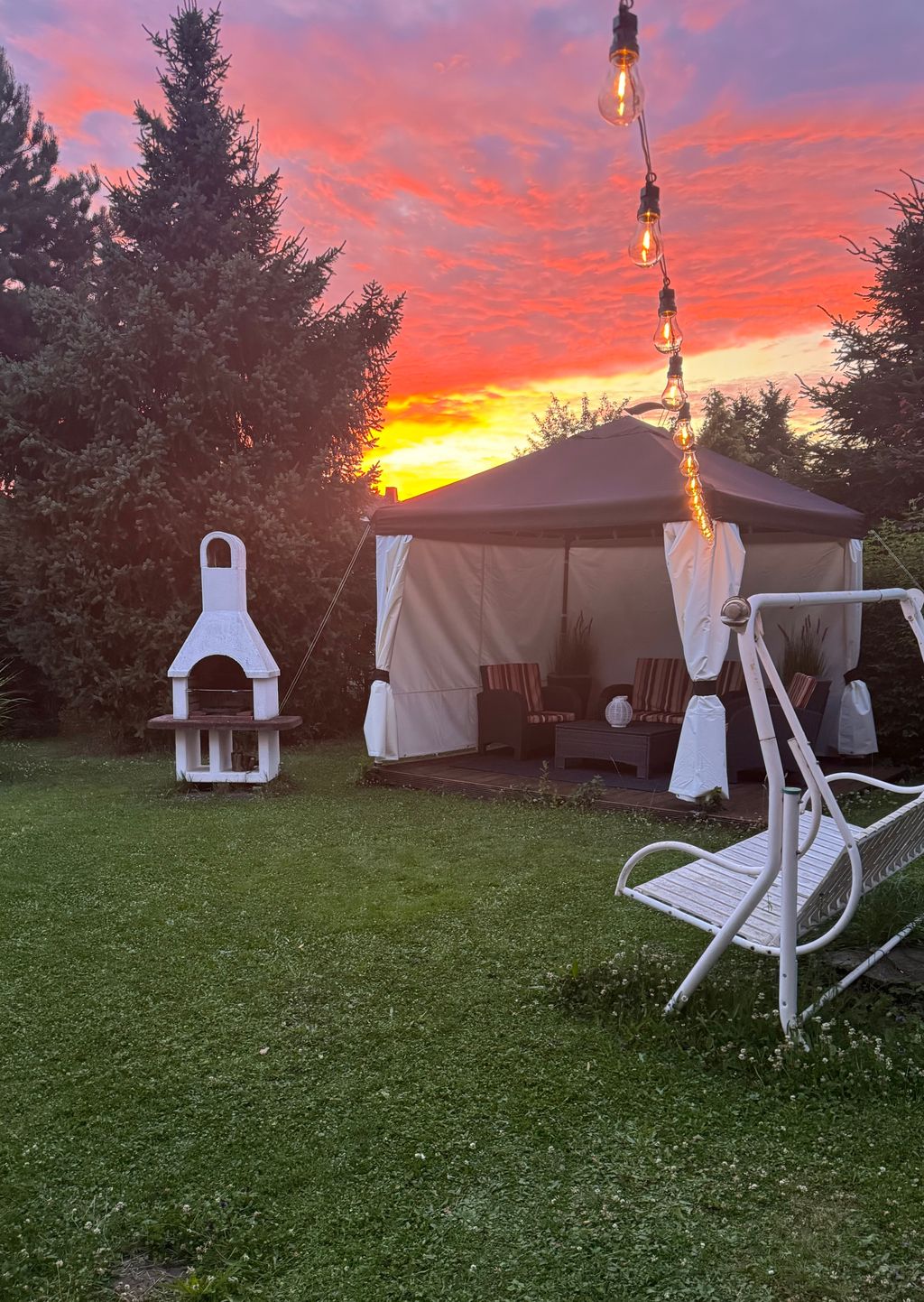 Ampio parcheggio nel giardino pianeggiante