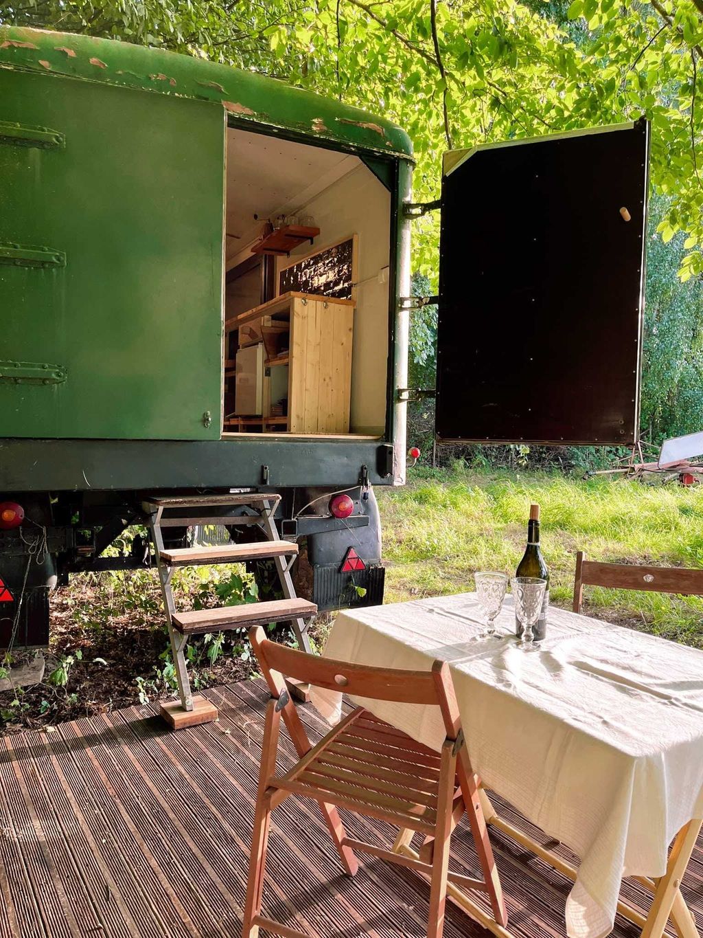 Gemütlicher Schlafwagen im Grünen