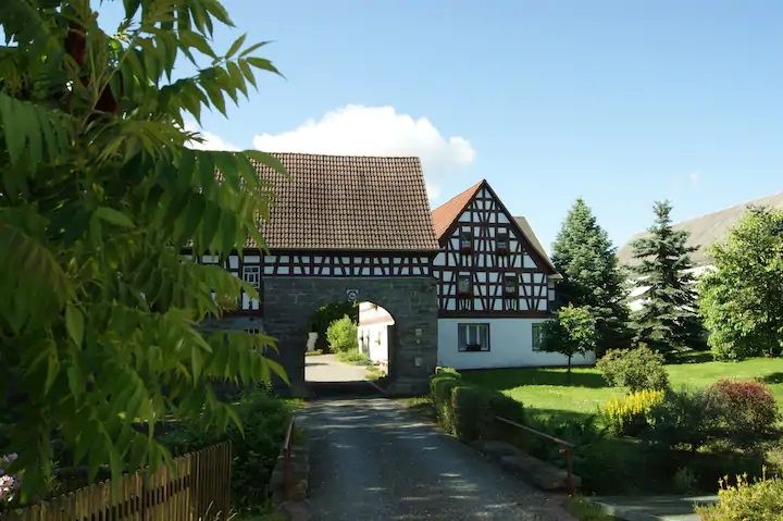 Camping auf dem historischen Bauernhof