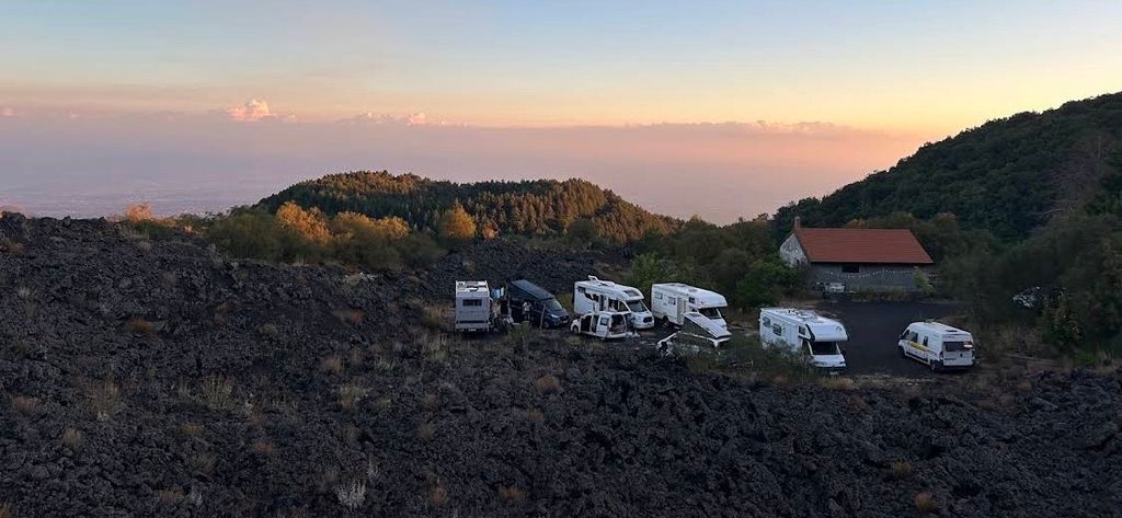 Einzigartiges Camp auf Vulkan Ätna mit Meerblick