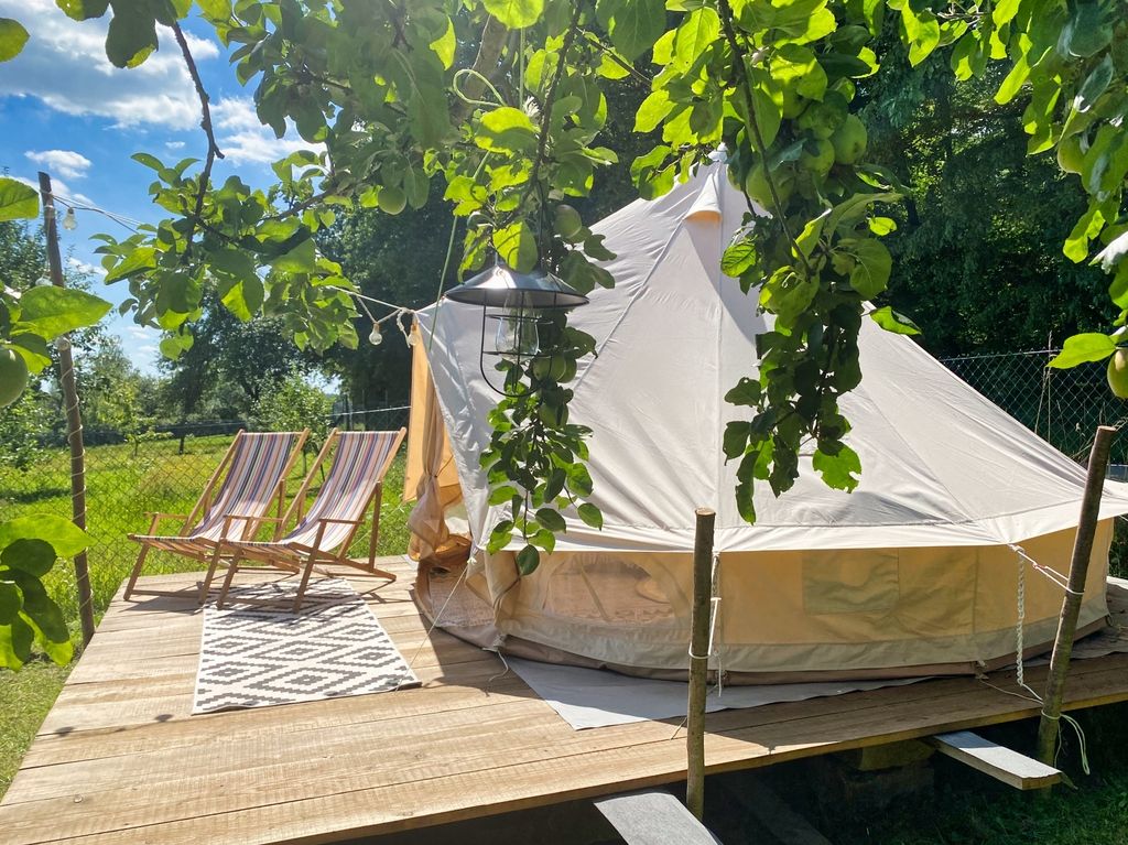 Glamping en el borde del bosque detrás del granero