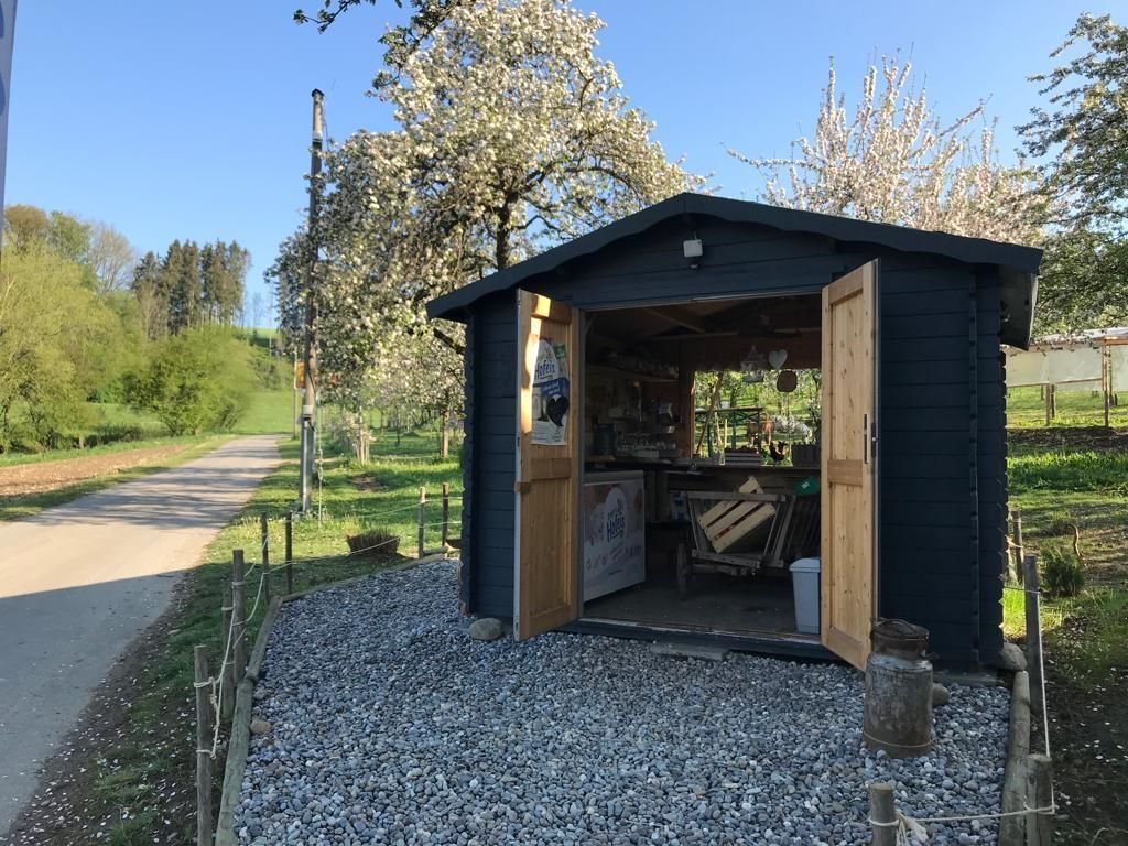 Lara - Rooftop tent adventure in the apple trees