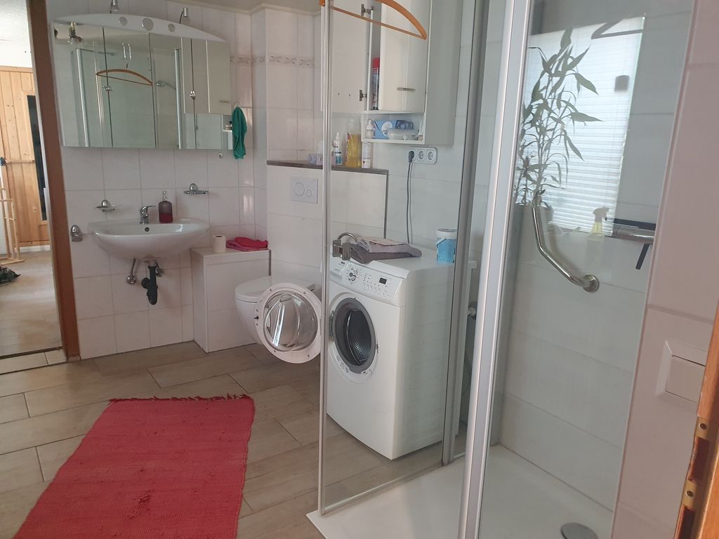 Pase la noche en la cabaña de madera situada en la linde del bosque