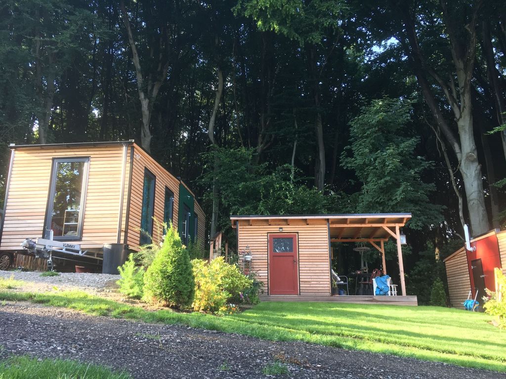 Casa minuscola a Buchenwald - minimalismo in riva al lago