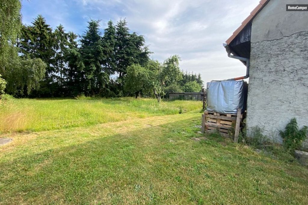 entspannt in der Wiese dem Alltag entfliehen