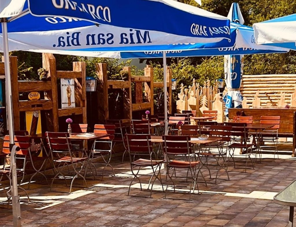 Camp in Bavaria with beer garden at the deer enclosure
