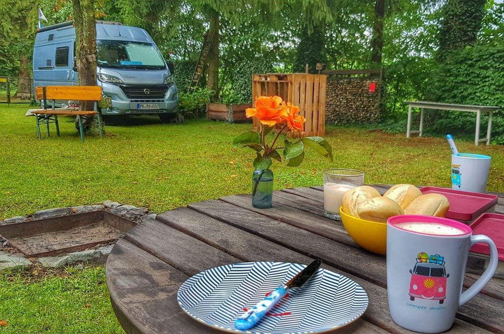 Emplacement individuel de rêve au bord d'un étang avec foyer