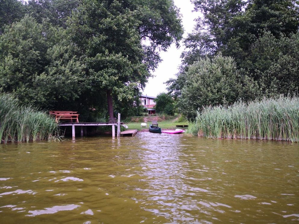 Tienda de campaña glamping en el parque señorial junto al lago en Mecklemburgo