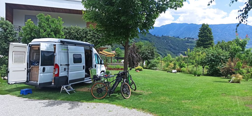 Parcela para autocaravanas en Merano junto al arroyo
