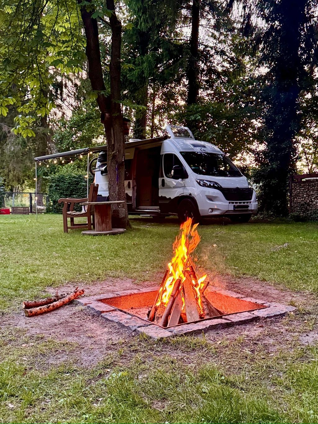 Traum-Einzelstellplatz am Teich mit Feuerstelle