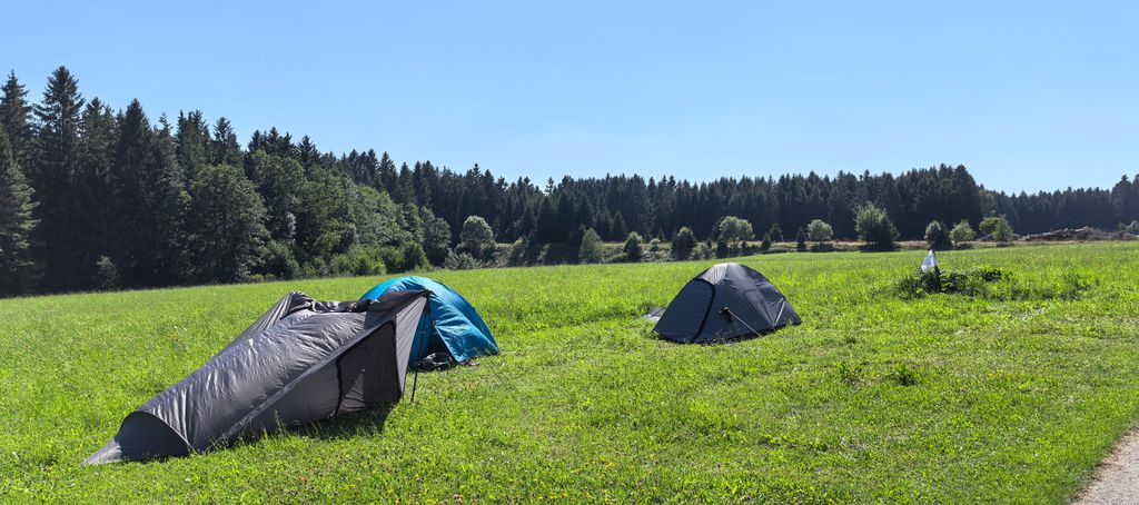 Camping sur l'alpage et au bord du ruisseau à 800 mètres d'altitude