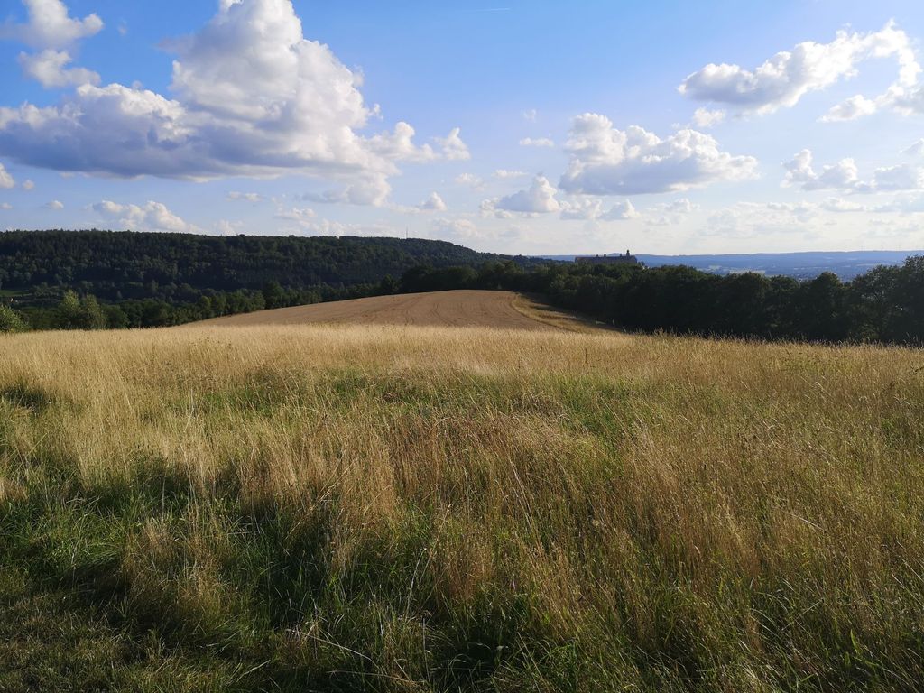 Aparcamiento de la granja con vistas al castillo de Plassenburg