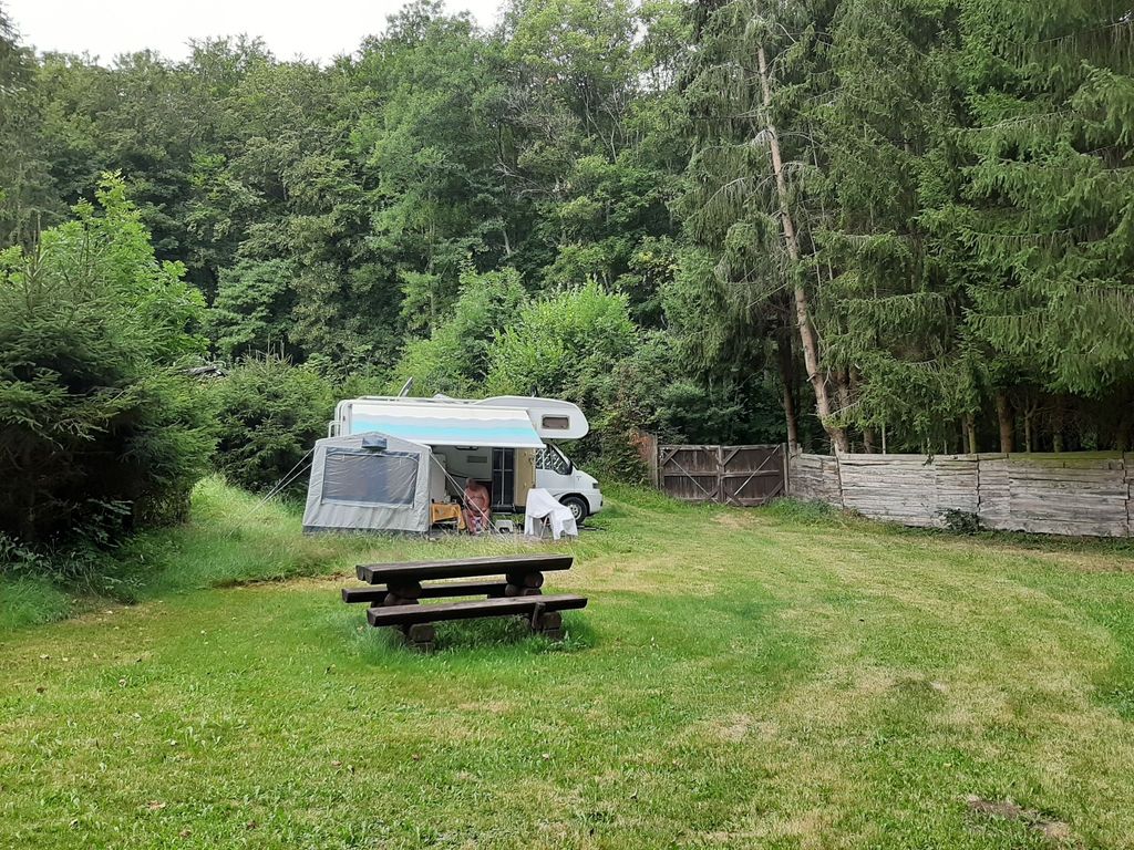 Naturismus auf Wiesengelände eines FKK Vereins