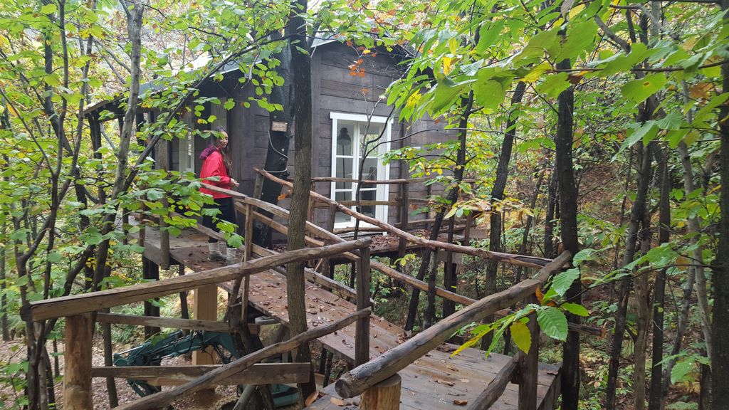 Profitez d'une cabane confortable dans une forêt privée