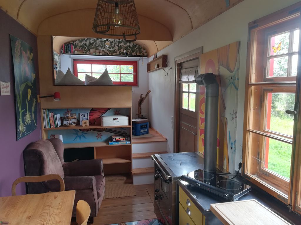 Casa minuscola nella Foresta della Franconia, proprio ai margini del bosco
