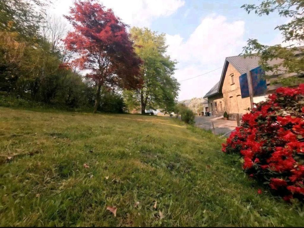 Ruhiger Platz am Haus mit Blick in den Wald