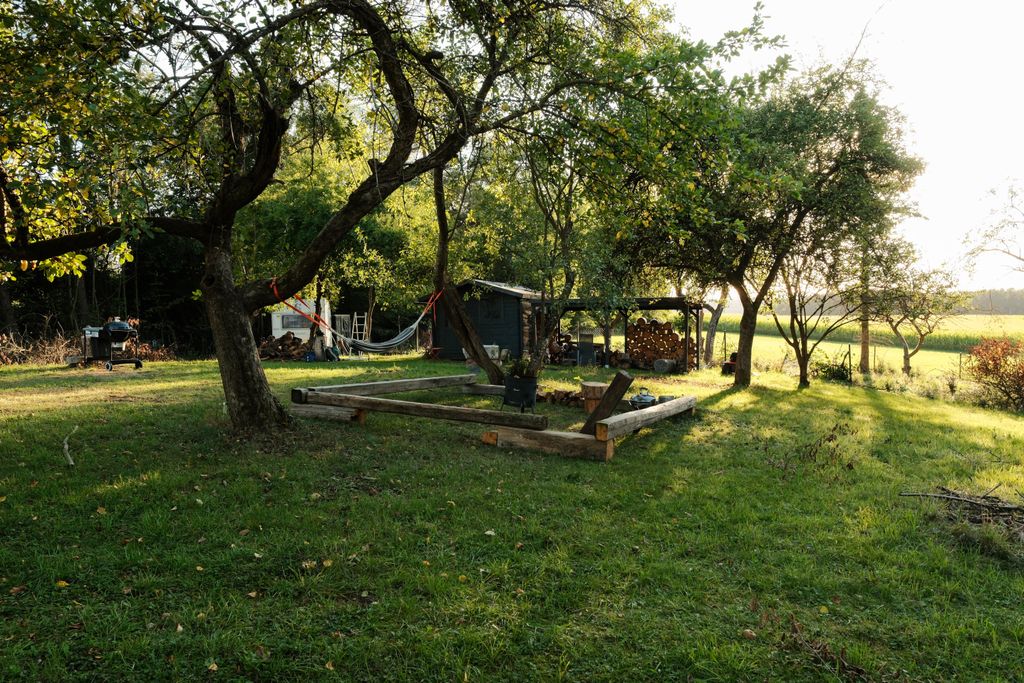 Camping isolé au milieu des arbres fruitiers