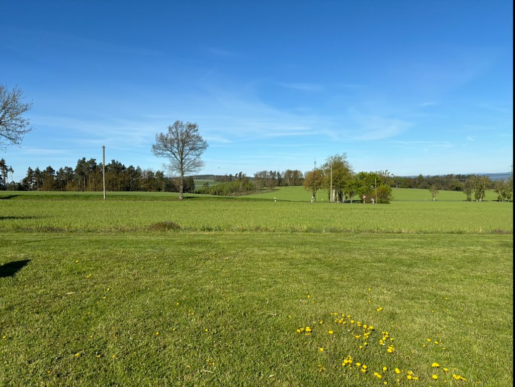 Camping auf der Wiese mit Blick auf das Orlatal