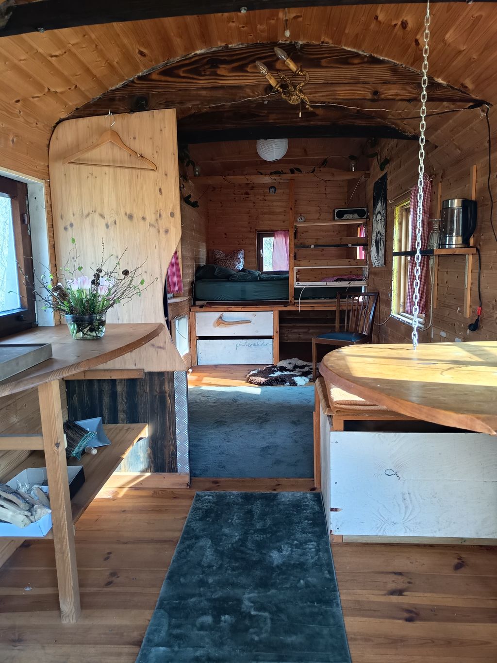 Rustikaler Bauwagen im Grünen 