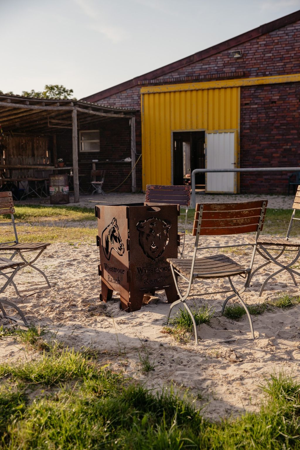 Rancho con caballos y ganado en el canal Ems-Jade