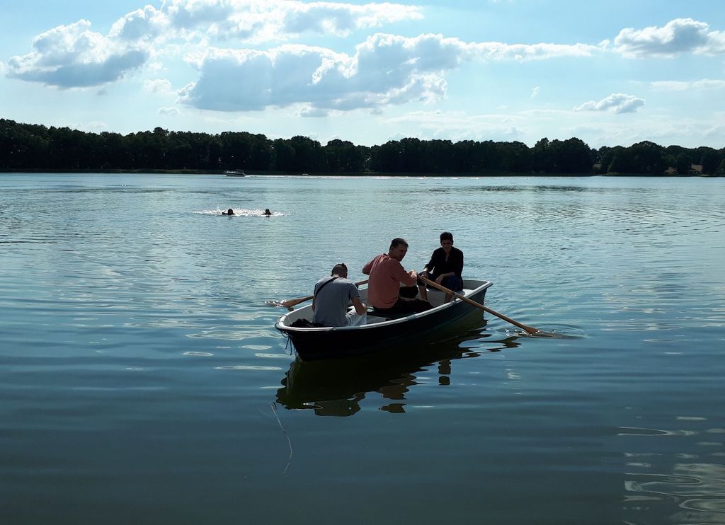 Idylle dans le jardin familial au bord du lac Ruppin