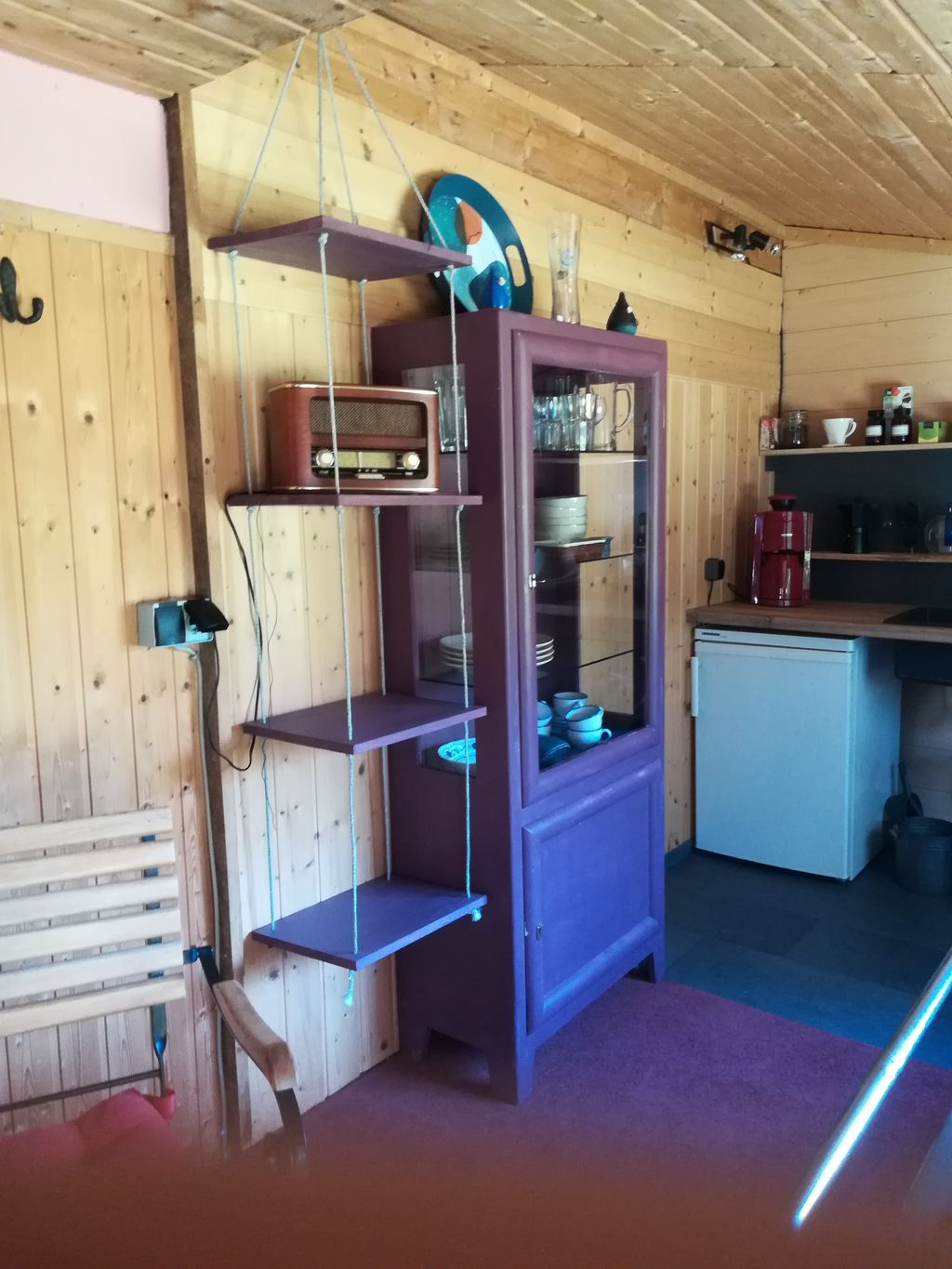 Une tiny-house "ab-hang" à la campagne, à côté d'animaux