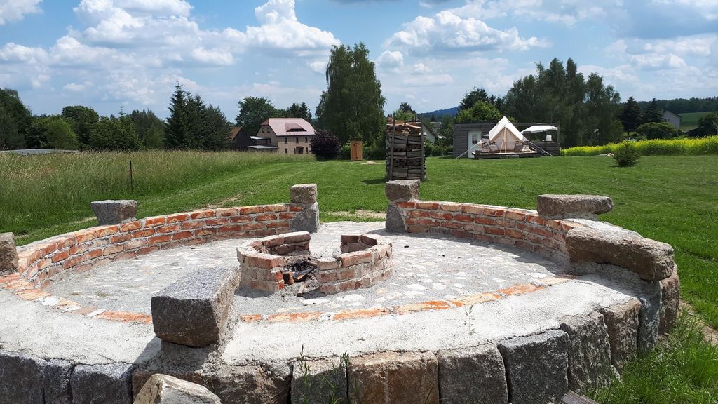 Autark Stellplatz mit Blick ins umliegende Gebirge