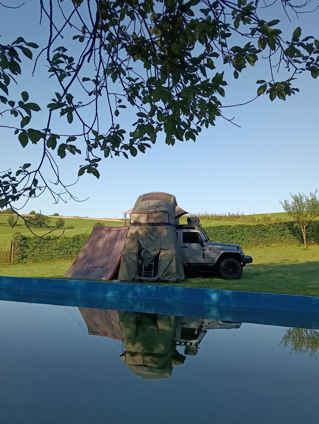 Campeggio presso la piscina naturale in mezzo alla foresta