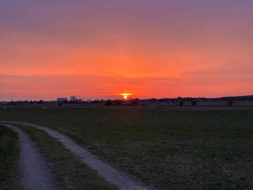 Large natural meadow next to the house: Peace and quiet, just 200 meters from the river