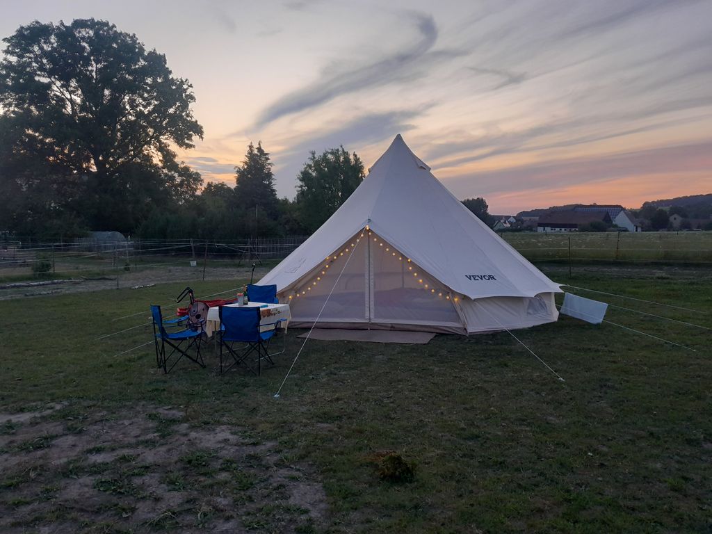 Glockenzelt an der Pferdekoppel mit Gebirgsblick